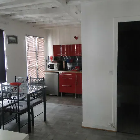Notre Dame Apartment *